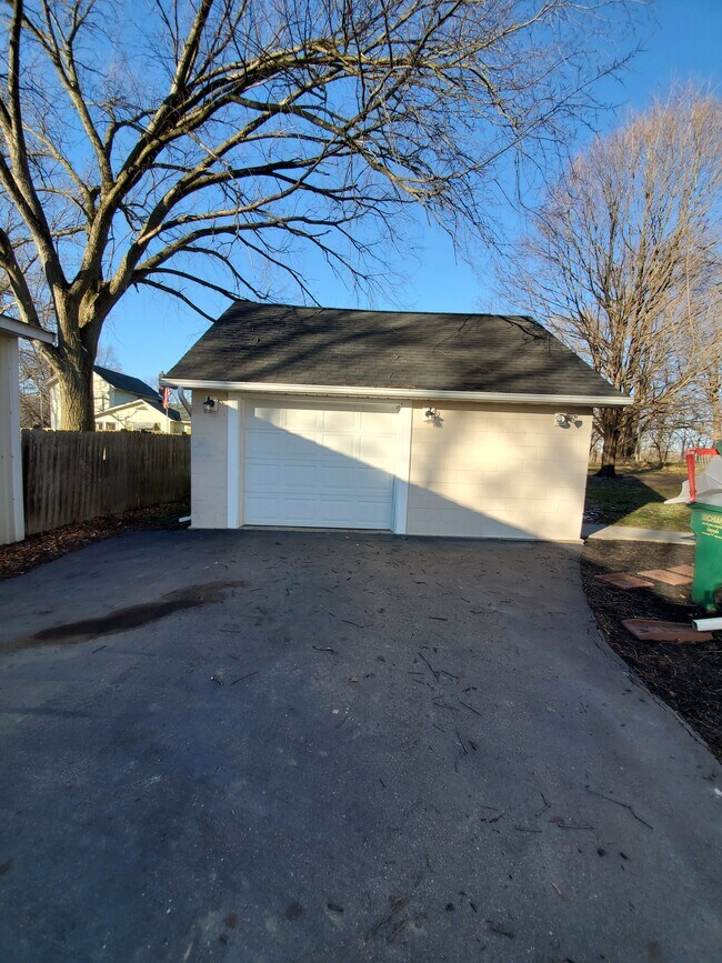 Building Photo - 555 Centreville St