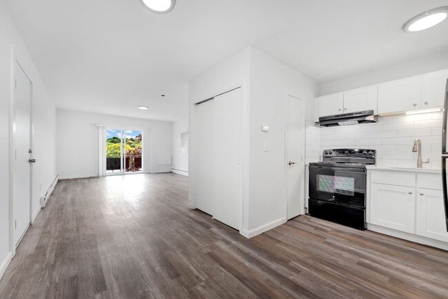 Interior Photo - 1045 River