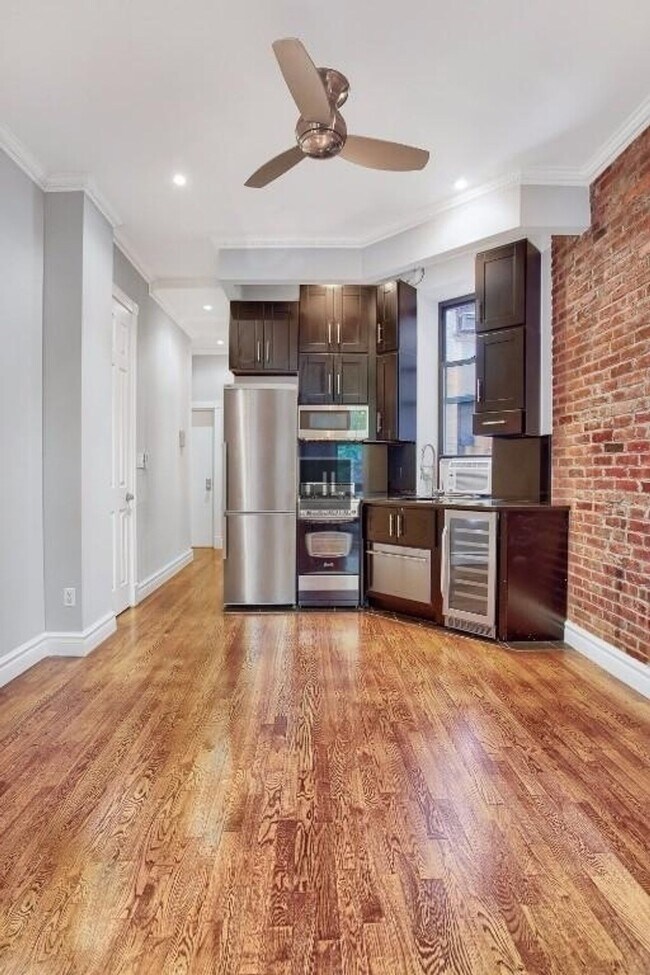 Building Photo - Mott Street