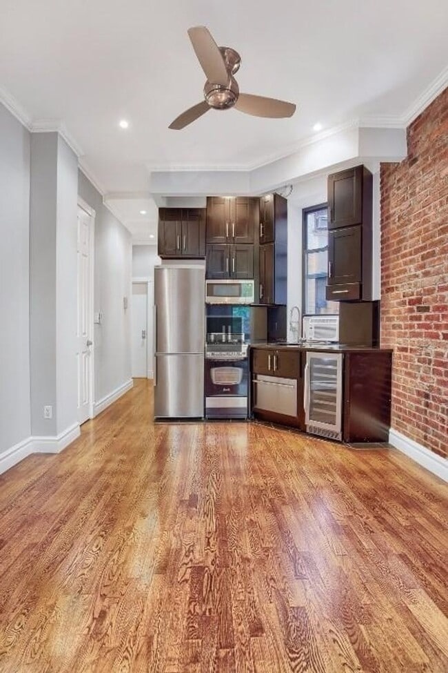 Building Photo - Mott Street