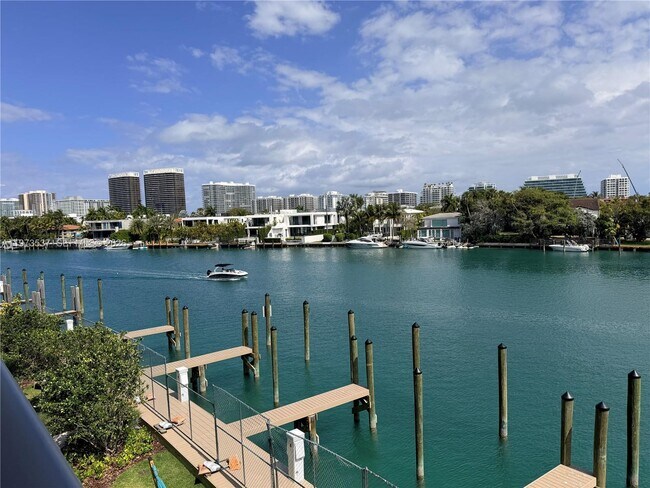 Foto del edificio - 9221 E Bay Harbor Dr
