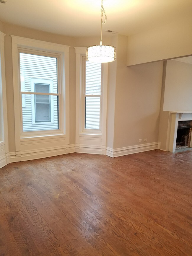 Building Photo - 3127 N Racine Ave