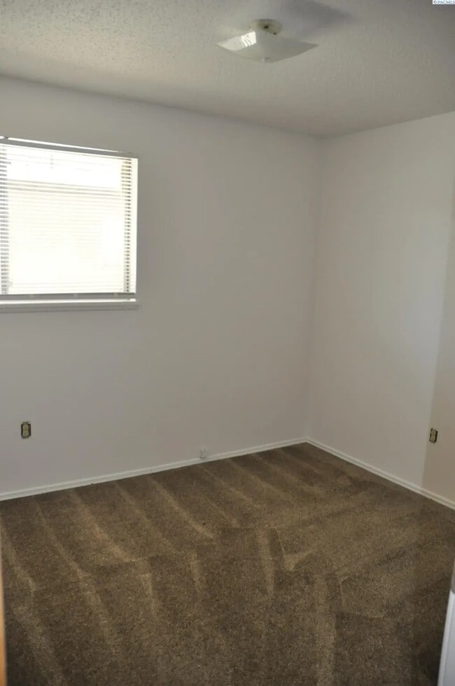 bedroom 1 - 530 SW Summer St