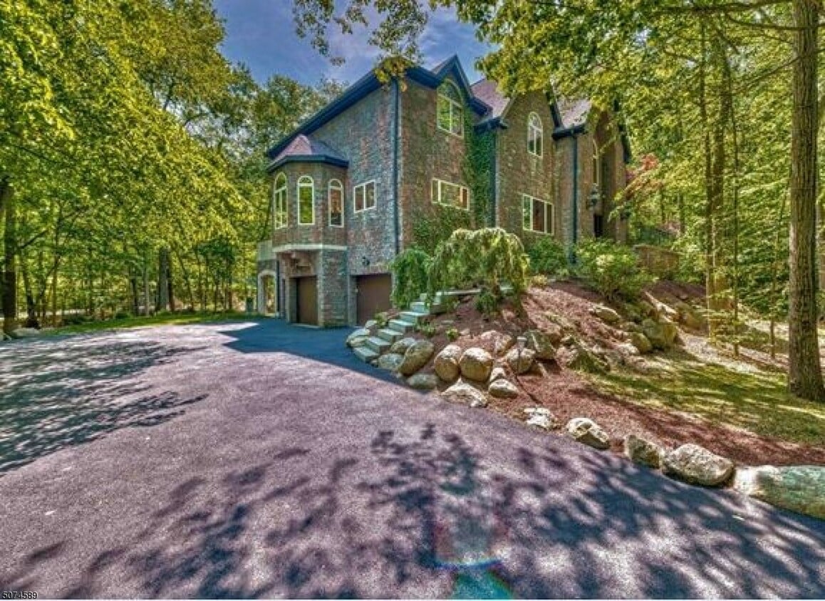 21 Surrey Ln, Mahwah, NJ 07430 House Rental in Mahwah, NJ