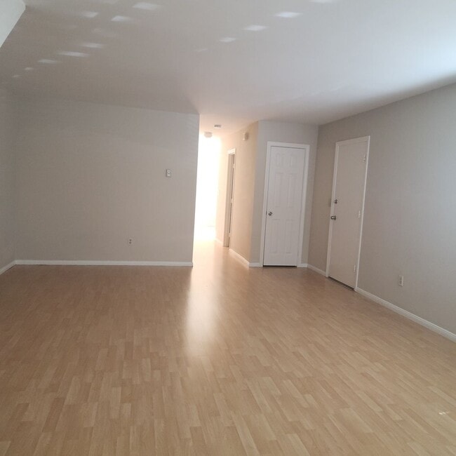 Building Photo - UTC Duplex 1475 Sq Ft 3 bedroom 1.5 ba woo...