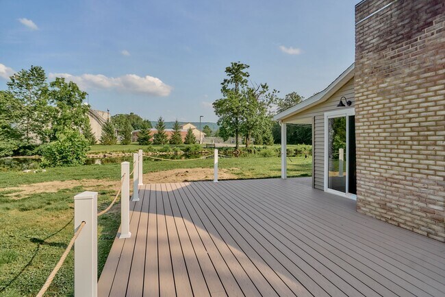 Foto del edificio - Creekside Charm: Your Dream, 1 of a kind, ...