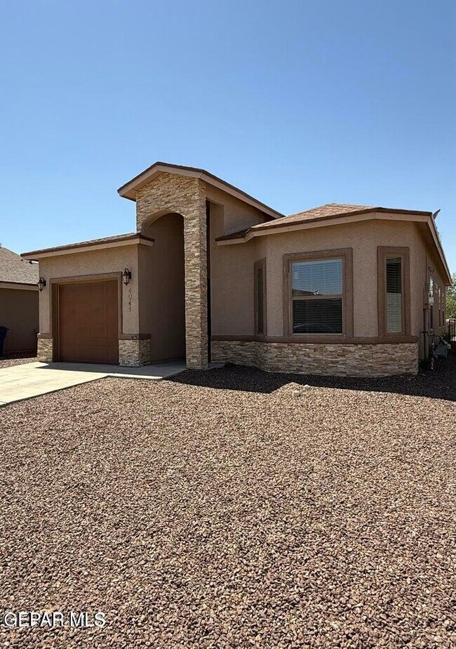 Foto del edificio - 4941 Ruben Soto