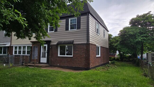 Foto del edificio - 2423 Bloomsdale Rd