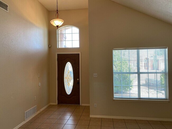 Building Photo - Lovely Eastside Home!