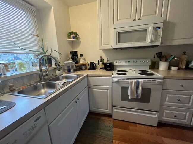 Building Photo - Wonderful, Centrally-Located Condo in Fort Collins