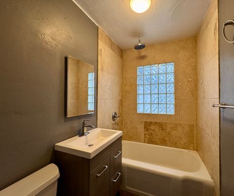 Foto del edificio - Newly Renovated 3 Separate Dwelling property in Denver! Available NOW