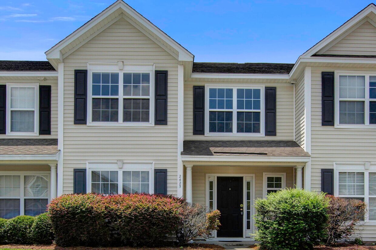 Foto principal - 2425 Scholar Ln