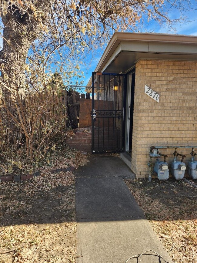 Building Photo - Move In Special offered 2 bedroom with 1 bath