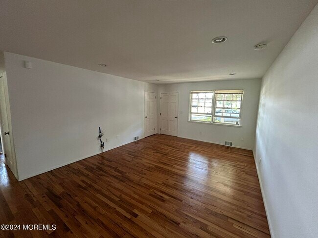 Foto del edificio - 721 Burnt Tavern Rd