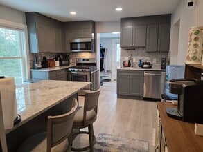 Building Photo - 1081 Main St