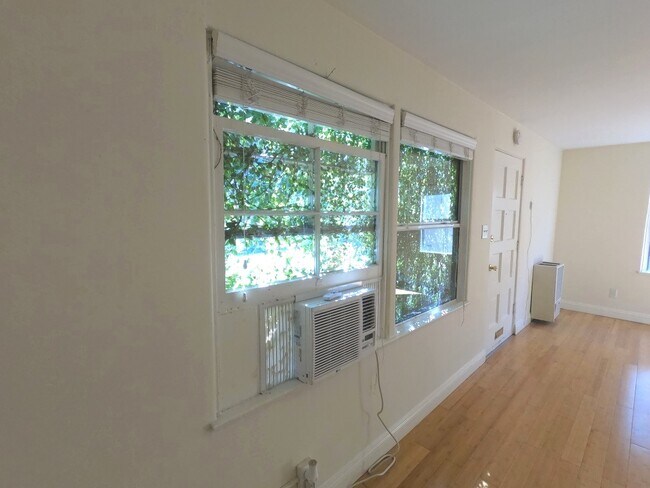 Building Photo - 409 S Coronado St