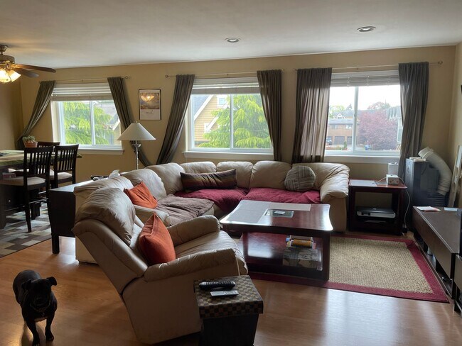 Foto del edificio - Bright & Spacious Top-Floor Condo in Greenwood!