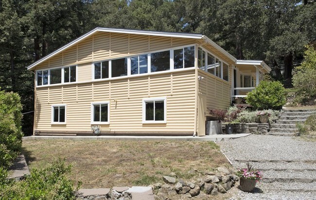 Building Photo - Central Woodside Rental