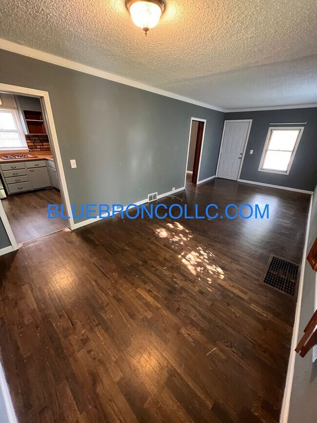 Building Photo - Newly remodeled 2 bedroom house, Freshly p...