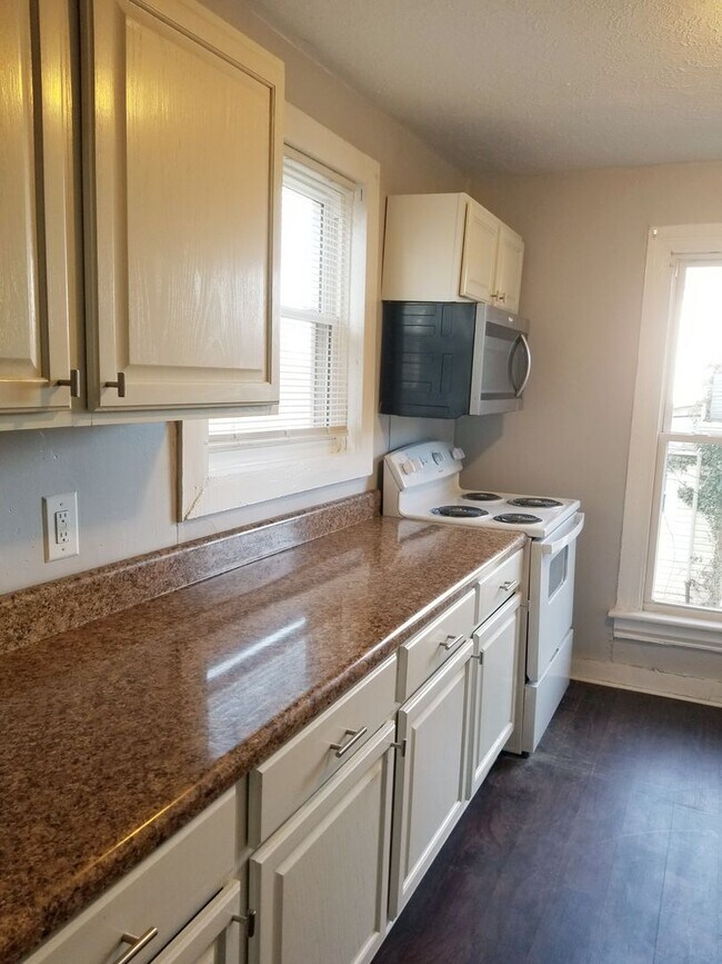 Foto del edificio - Two Bedroom Two Story Townhome Close to th...