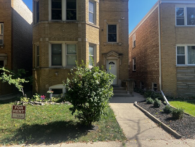 Building Photo - 5437 N Sawyer Ave
