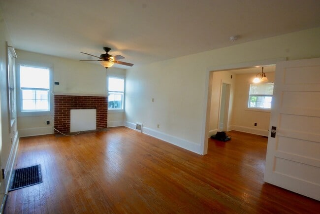 Building Photo - This one is Perfect!! It's a 2 Bedroom Single-Family Home with a Garage in Smyrna