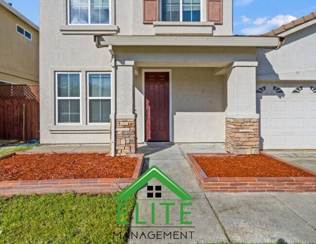 Building Photo - **Spacious 4-Bedroom, 2.5-Bath Home with L...
