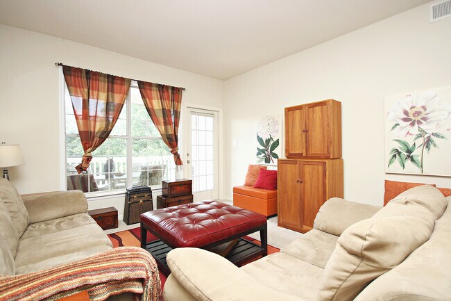 Foto del edificio - Top Floor Riverbend Condo on Pantops
