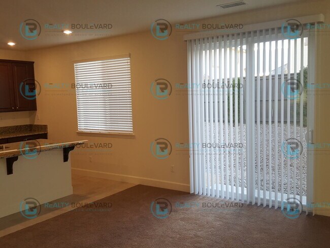 Foto del edificio - 3 bedroom, 2.5 bathroom and 3 car garage h...