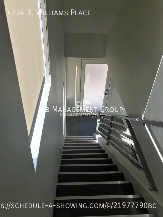 Foto del edificio - Bright and Beautiful Newer Modern End Unit...
