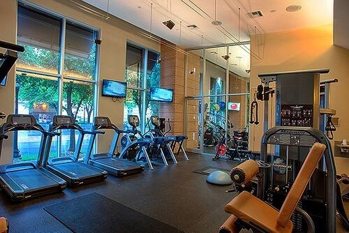 Foto del edificio - 2215 Cedar Springs Rd