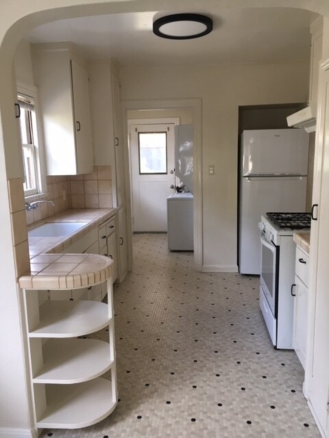 Kitchen - 470 E Reed St