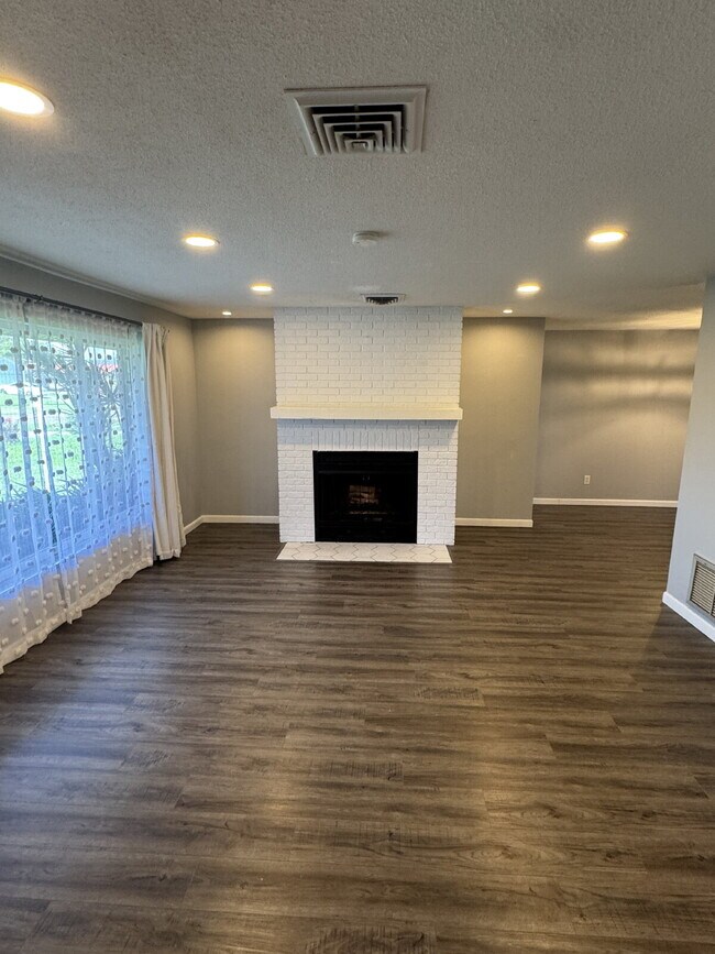 Building Photo - "Charming 3-Bedroom Oasis with 2 Full Bath...