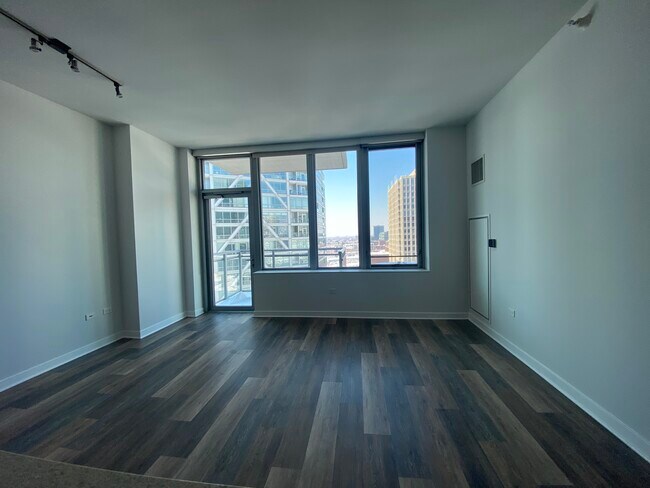 Building Photo - 600 N Kingsbury St