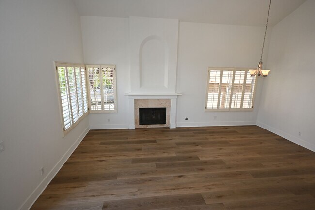 Foto del edificio - Immaculate 2 story 3 bedroom 2.5 bath hous...