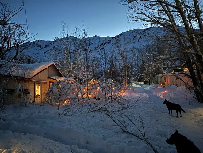 Foto del edificio - 131 Crowley Lake Dr