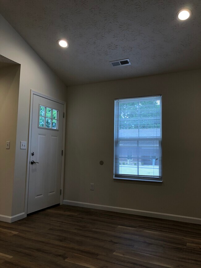 Building Photo - 1247 Sparta Dr