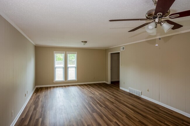 Foto del edificio - 4471 Laird Dr