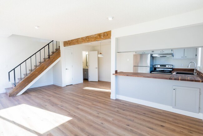 Building Photo - 2647 Alamo Dr