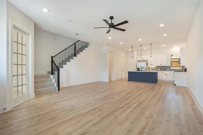 Foto del edificio - 4413 Cave Spgs St