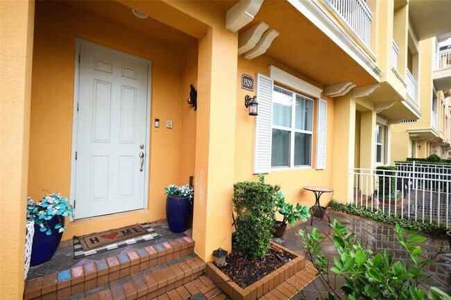 Foto del edificio - 1529 Lake George Dr