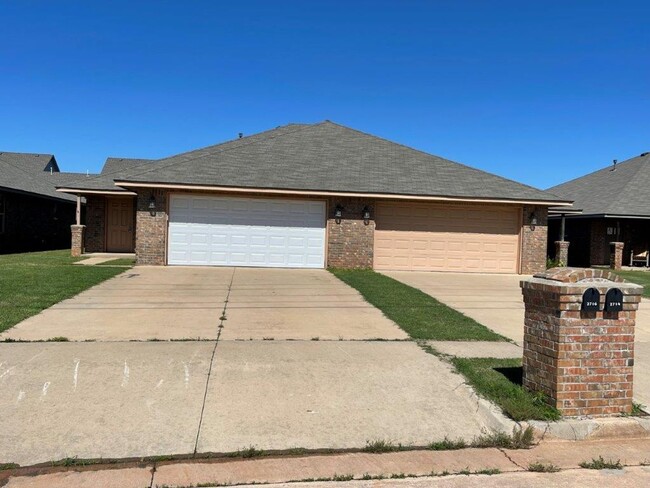 Foto del edificio - 3 bed 2 bath duplex in Chickasha