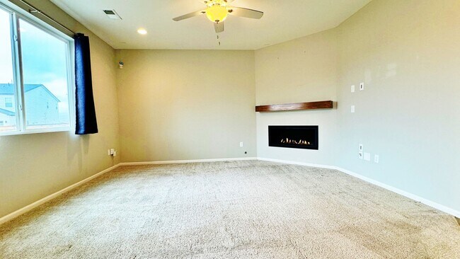 Building Photo - Fantastic Newer 3 Bed 3 Bath Home in Sky R...