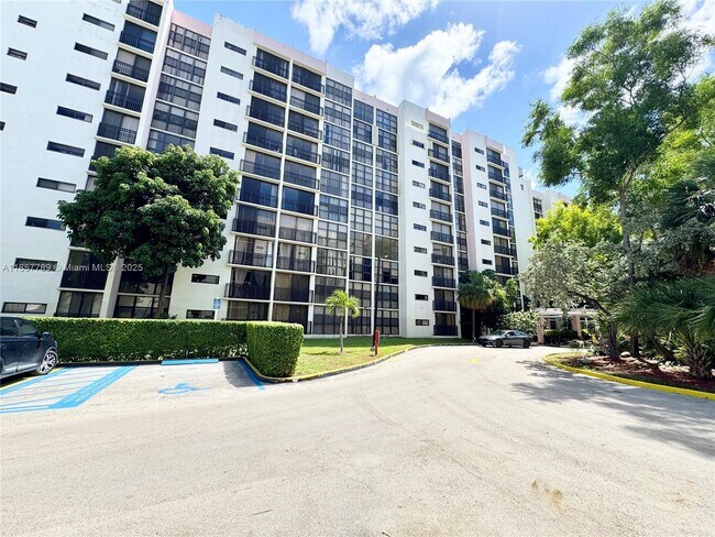 Foto del edificio - 17011 N Bay Rd