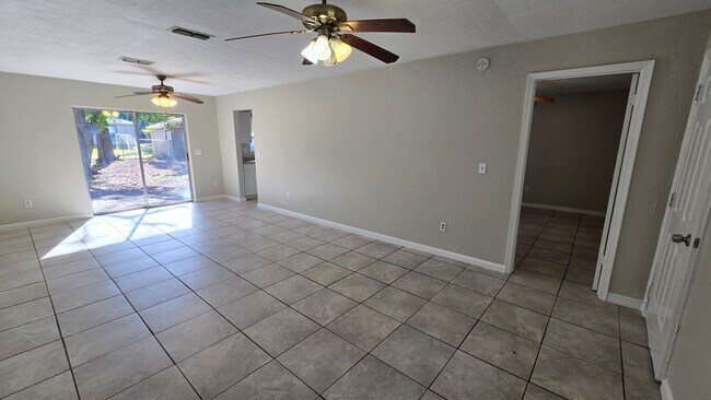 Foto del edificio - 3 Bed, 2 Bath, 1 Car garage.