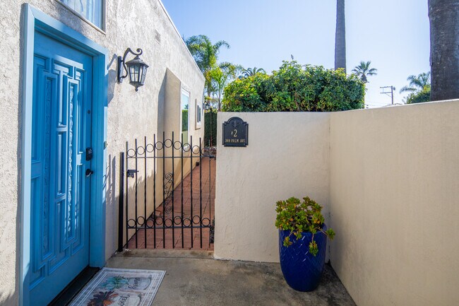 Entrada de ladrillo al patio trasero - 369 Palm Ave