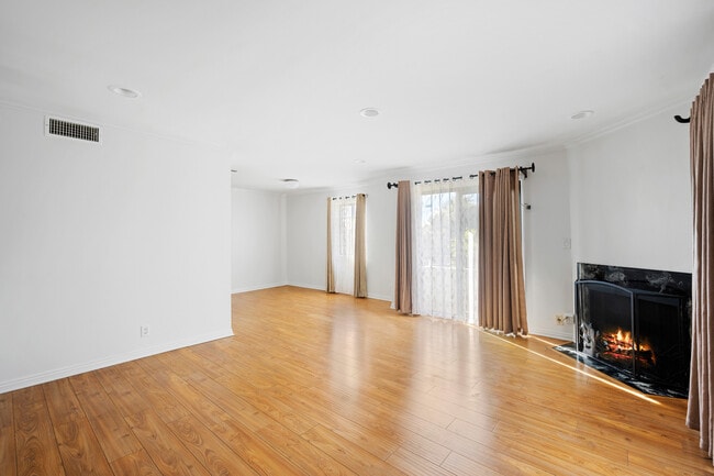 Building Photo - 13203 Vanowen St