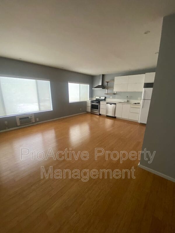 Building Photo - 218 S Ave 66