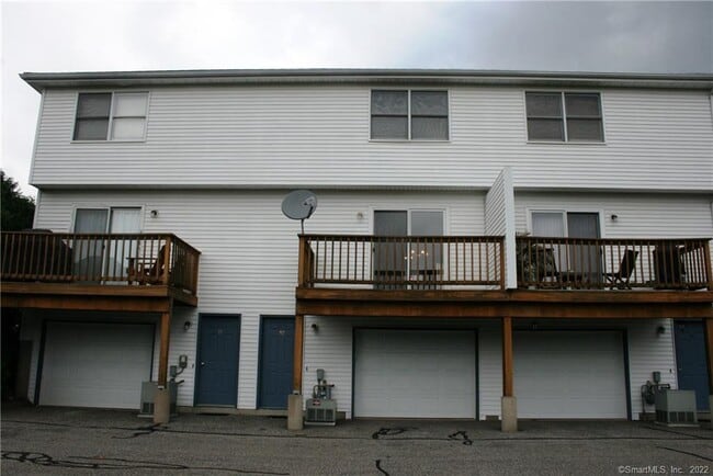 Foto del edificio - 92 Commodore Commons Ct