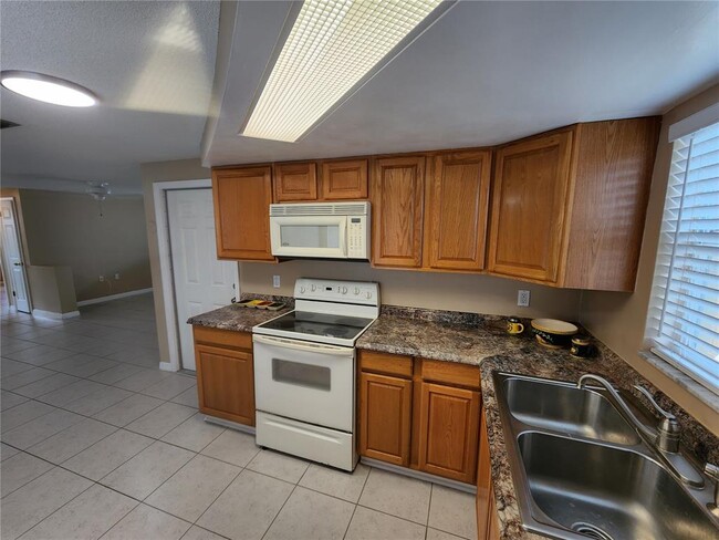 Building Photo - 3221 Fairmount Dr